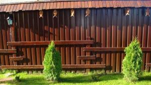 Wie man einen Zaun von Wellpappe dekorieren?