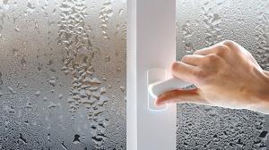 Wie man ein Fenster machen „schwitzt nicht.“ Einfache Tipps bekommen auf dem Kunststoff-Fenster von Kondenswasser zu befreien.