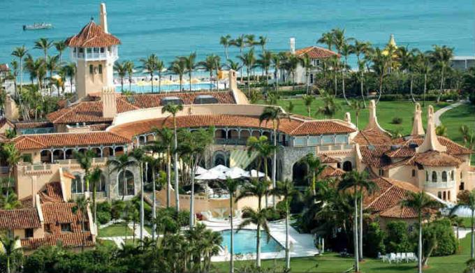 Mar-a-Lago in Palm Beach. Privates Club Hotel. Sag mal, ist es auf 200 Millionen geschätzt. $. Es macht einen Gewinn von $ 15 Millionen. Dollar pro Jahr. (Bildquelle - Yandex-Bilder)