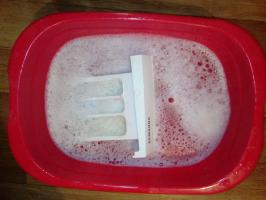 Reinigen der Waschmaschine: Entfernen der Verunreinigung aus der Ablauffilter, Zunder, rostig plaque