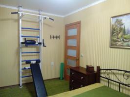Geräumigen Kleiderschrank, ein Doppelbett und Platz für Fitness: Wie man den Raum kleine Schlafzimmer organisieren