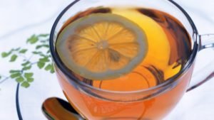 Wenn Sie regelmäßig Tee mit Zitrone am Morgen trinken, können Sie deutlich den Zustand der Haut verbessern. Er gibt Kraft und Elastizität der Haut und verhindert altersbedingte Veränderungen. 