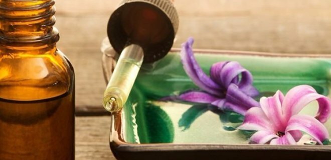 Natürliches ätherisches Öl Hyacinth trifft selten. Es ist selten und teuer. Noch! Zur Herstellung von 100 g Produkt Bedarf 500 kg Rohstoff - Blätter, Blüten und Stängel der Pflanzen des Frühlings. Foto: d.neoldu.com