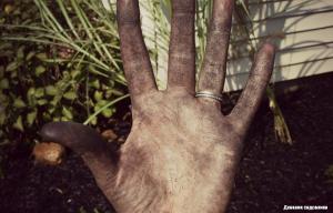 Ochischayaem Hände nach dem Garten