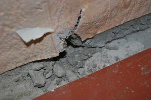 Die Lücke zwischen Boden und Wand: Was muss repariert werden, damit keine Zugluft, Feuchtigkeit oder Insekten entstehen?