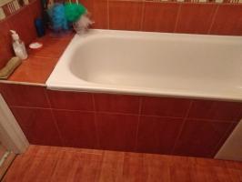 Bad mit hohen Beinen: Wie fest steht machen (ein interessanter Fall, auf die alte sowjetische Badewanne bezogen)