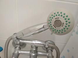 Nützliche Tricks für das Bad: Wassereinsparung von 60%, weiße Fliesenfugen, abgeplatzte Fliesen, im Bad verstopft