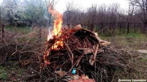 Gesetzlich verbrennen Müll in seinem Sommerhaus