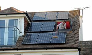 Sonnenkollektoren in den Öko-Häuser der Zukunft wird zu einer Notwendigkeit geworden, kein Luxus