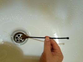 Eine einfache, aber sehr effektive Möglichkeit, den Abfluss im Bad des Haares zu reinigen, ohne die Siphon Strippen.