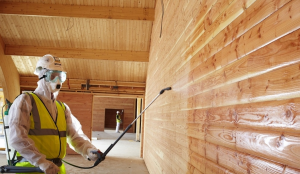 Grundschutzbedingungen zu Hause aus Holz von überschüssiger Feuchtigkeit aus