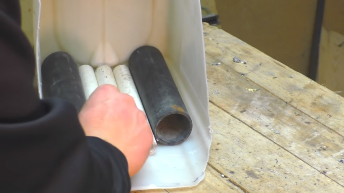 Der Prozess des Kunststoffrohr in dem Behälter zu installieren. Quelle: https://www.youtube.com/watch? v = 5VGl8hqwWjk