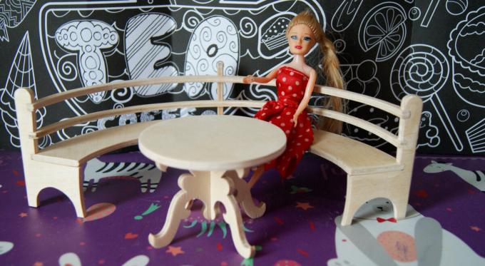 Die Möbel für die Puppen mit ihren eigenen Händen - Puppen Tisch und Bank
