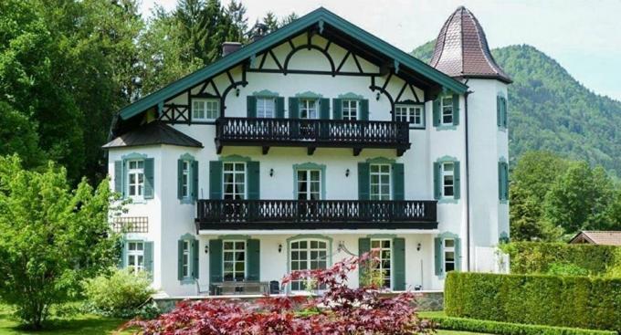 Mansion Gorbatschow in den bayerischen Alpen. Nach einigen Quellen - zu verkaufen.