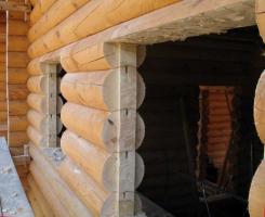 Einbau von Türen in einem Holzhaus. Was tun, um den Keil zu vermeiden?