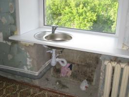 Chruschtschow Kühlschrank unter dem Fenster in der Küche Nische Modernisierungsmöglichkeiten
