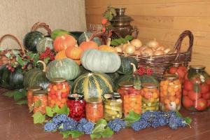 Herbst-Winterfütterung: wie zu sammeln und die Ernte von Gartenbaukulturen zu bewahren
