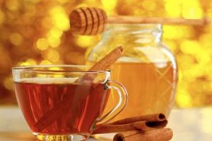 Honig Wasser auf nüchternen Magen: die Vorteile und Nachteile, die Vor- und Nachteile