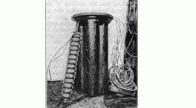 Behälter zum Platzieren von Pupinspulen. 14 Spulen wurden auf eine Spindel gelegt (gegen den Körper gelehnt), sieben Spindeln wurden in einen ölgefüllten Körper eingeführt, der alle 1800 m auf einem der Leitungspfosten platziert wurde.