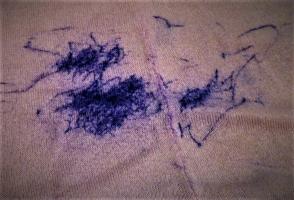 Wie leicht Flecken von Stiften abzuwaschen, Tinte Kleidung