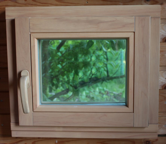 Holzfenster aus Erle. Foto Service mit Yandex Bildern.