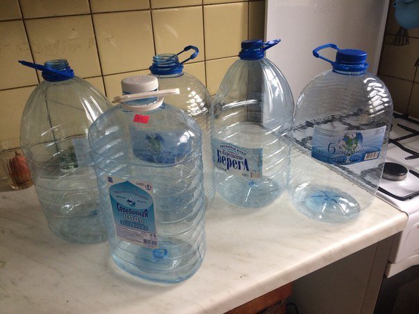Kunststoff-Flaschen werden zum Schutz der Trommel vor Rissen