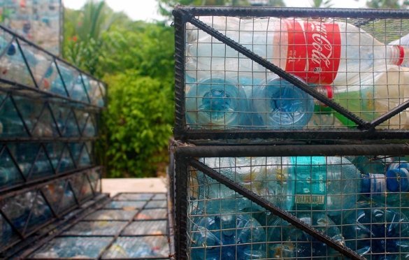 An einem Haus nahm die Entwickler 10 Tausend. Kunststoffflaschen.
