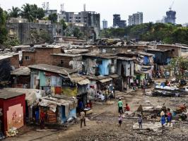 Müll ist ein ausgezeichnetes Baumaterial für den Bau von Häusern in indischen Slums