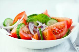 Lieblings-Sommer-Salat aus Tomaten und Gurken: ob es sinnvoll ist?