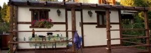Mini Haus aus alten Kabinen: mit ihren Händen