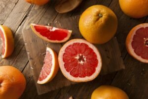 Die Grapefruit ist für den Körper nützlich, den Kaloriengehalt und Eigenschaften