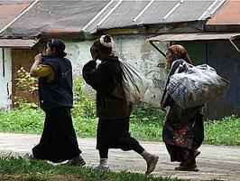 Was eigentlich Zigeuner gehen von Dorf zu Dorf und stellen die alten Kissen und Decken.