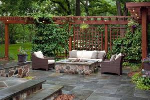 Macht die Zone der Entspannung: schöne Terrasse mit ihren eigenen Händen