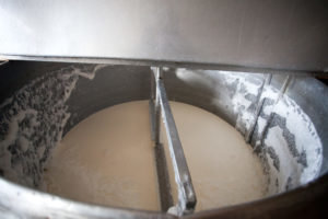 Nach und nach Milch fermentierten Milchmolke. Nachdem der Inhalt Coagulat Mischen. 